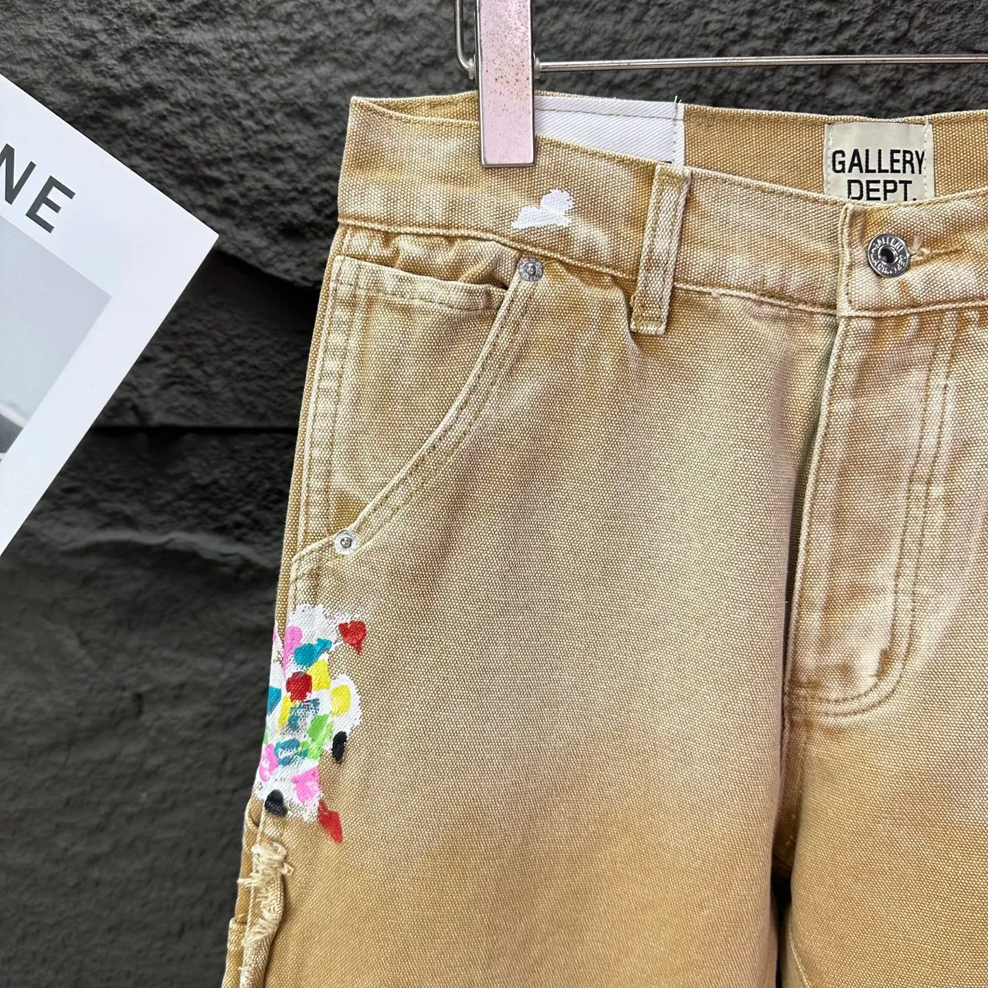 P250 GALLERY DEPT. & Croixin co-branded 2025 new splash-ink hand-painted splicing multi-pocket couple style loose washed micro-flared jeans 🔥High version🔥High version🔥 Top ceiling quality Styles with different washed textures are very friendly to people with thin legs and thick legs. The micro-flared version is very flattering. Moderate length that never goes out of style, easy to match with casually, basic styling for various styles, a must-have in the wardrobe! The fabric is stiff but also makes the upper body soft without losing texture. The washing process is even more perfect. It is a must-have item for everyone! ! ! Washed wheat, hang tag, pants label, complete with three labels Color: khaki Size: 28, 30, 32, 34, 36 (five sizes)
